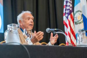 Conferencia del Profesor Jean Michel Servais