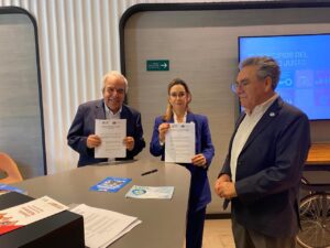 Firma del convenio entre la AIADTSS y OISS